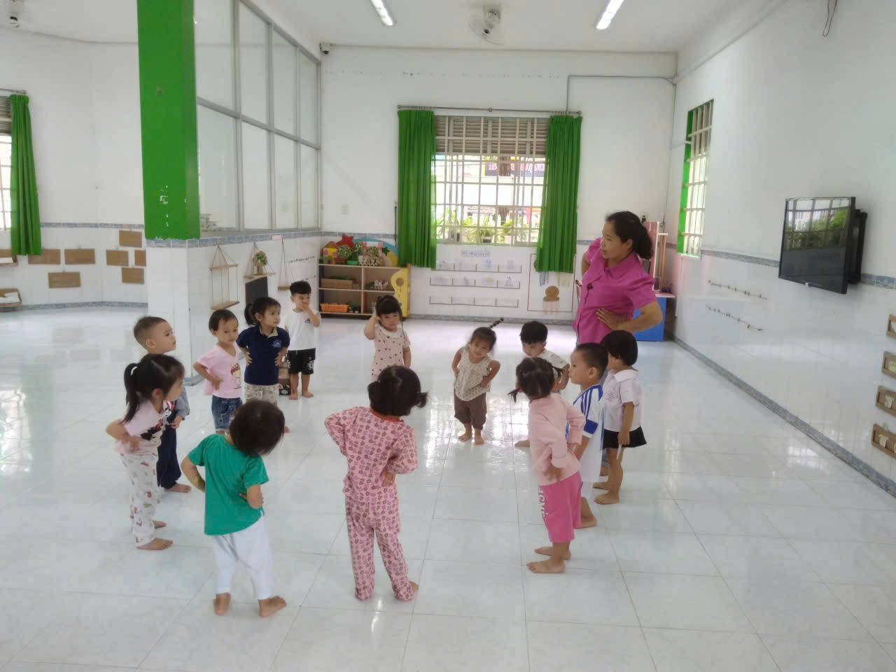 CÁC BÉ NHÓM TRẺ THAM GIA HOẠT ĐỘNG TDGH ĐI TRONG ĐƯỜNG HẸP