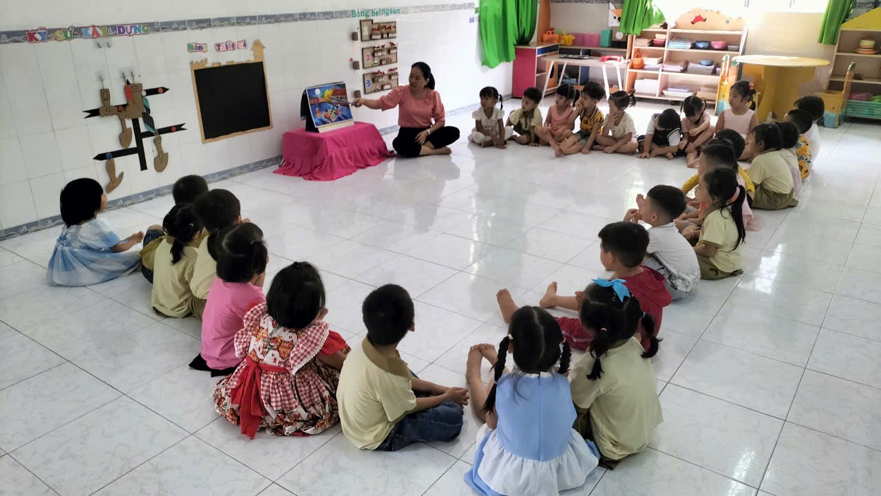 TỔ CHỨC HOẠT ĐỘNG LÀM QUEN VĂN HỌC:THƠ: "TRĂNG SÁNG LỚP CHỒI 1G"