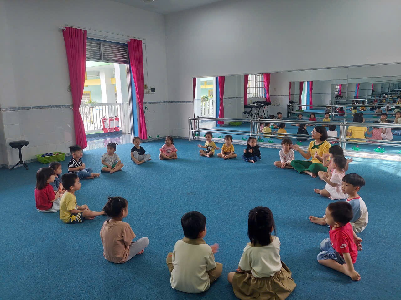 HOẠT ĐỘNG PHÒNG GIÁO DỤC NGHỆ THUẬT CỦA CÁC BÉ LỚP MẦM 2