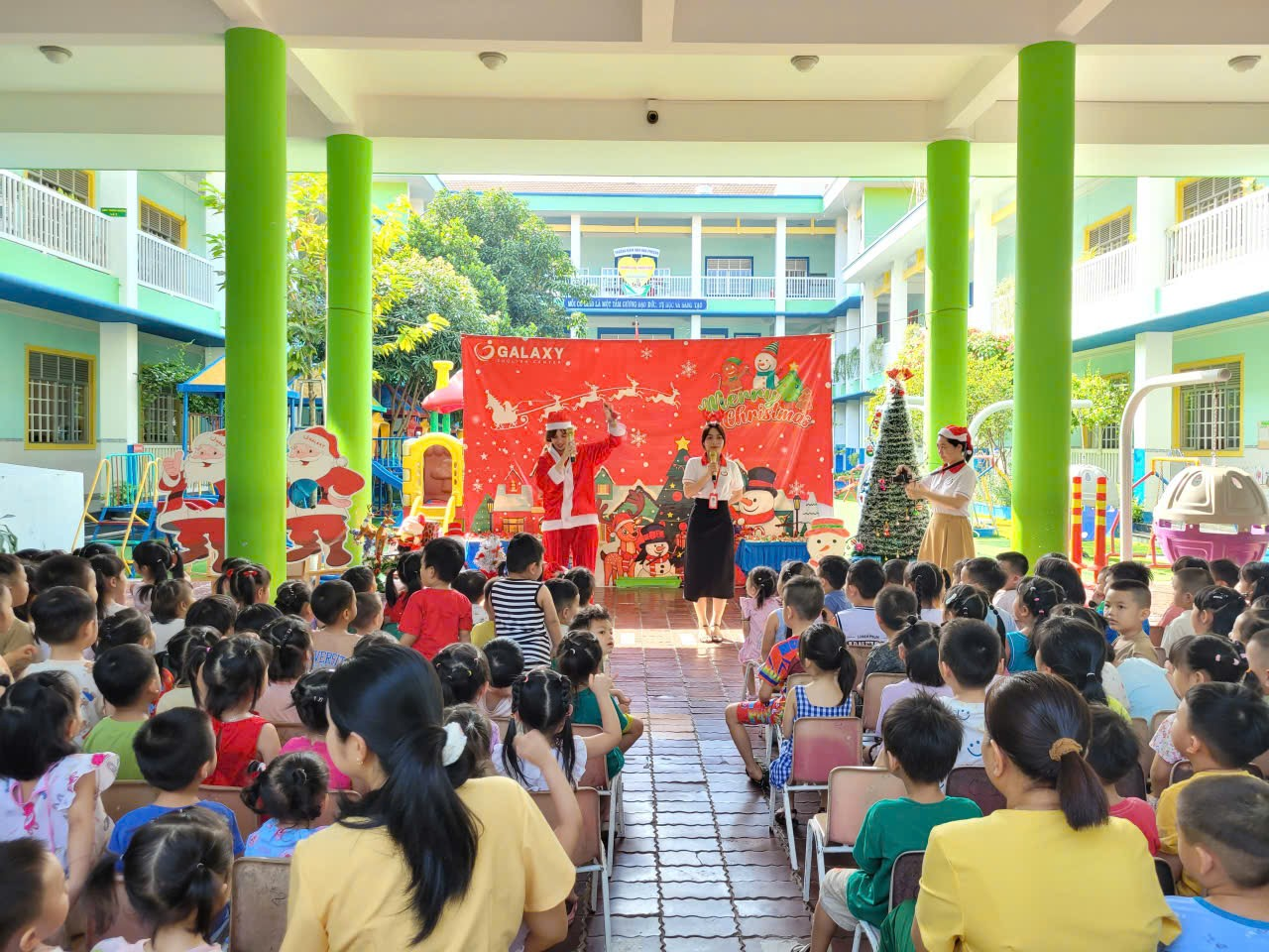 LỄ HỘI NOEL CHO CÁC BÉ TRƯỜNG MẦM NON HOA PHƯỢNG