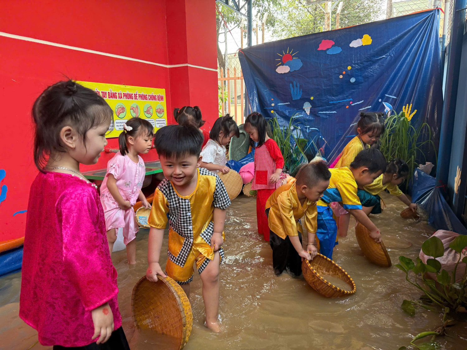 CÁC BÉ KHỐI MẦM THAM GIA HOẠT ĐỘNG  TRẢI NGHIỆM “LỘI NƯỚC BẮT CÁ”